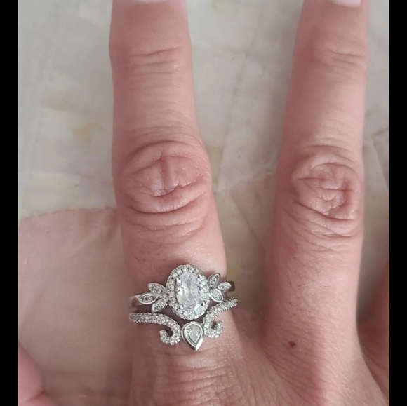 HOST PICK 😍 Gorgeous Flower Finger Ring - Picture 4 of 5